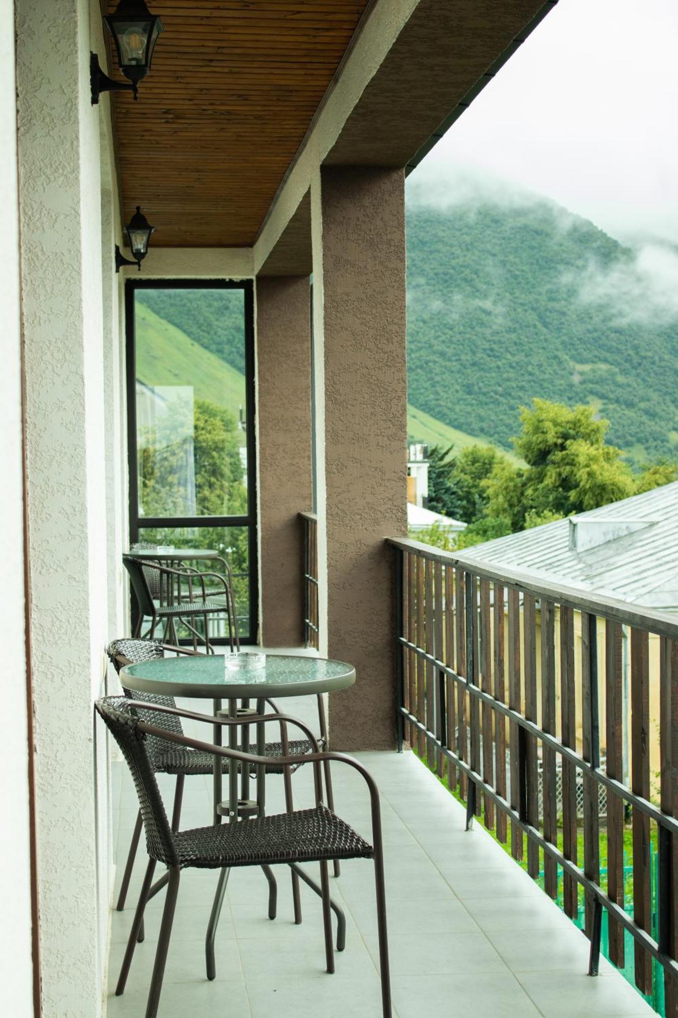 Elsada Hotell Kazbegi Eksteriør bilde